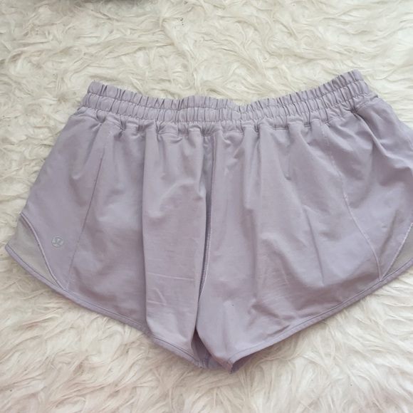 LULULEMON HOTTY HOT LOW RISE 2.5” SHORTS - Picture 2 of 4